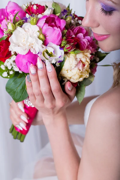 Manos hermosa novia delicada sonrisa chica con un gran ramo de color brillante — Foto de Stock