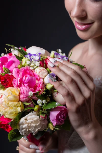 明るい色の大きな花束を持つ少女の笑みを浮かべて美しい繊細な花嫁を手します。 — ストック写真