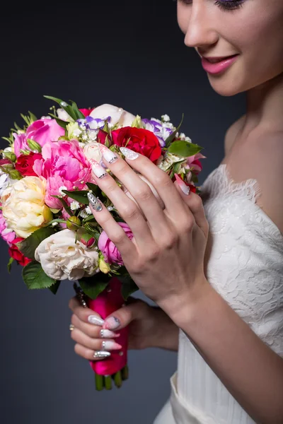 明るい色の大きな花束を持つ少女の笑みを浮かべて美しい繊細な花嫁を手します。 — ストック写真