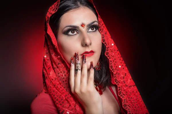 Όμορφο κορίτσι στην εικόνα των ινδική γυναίκα σε ένα κόκκινο σάρι με όμορφη patch ακρυλικό καρφιά σε ανατολίτικο στυλ στο στούντιο — Φωτογραφία Αρχείου