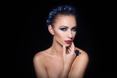 pahalı mücevher çelenk küpe ve yüzük bir güzel seksi çıplak zarif esmer kıza bared omuz parlak akşam makyaj ile