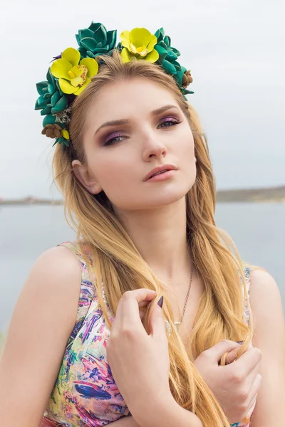Elegáns gyönyörű szexi lány a virágok koszorút, ragyogó smink a sivatagban — Stock Fotó