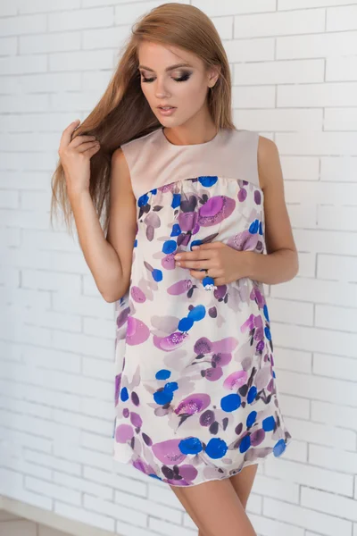 明るいドレス ファッション衣料品カタログのポーズでファッショナブルな美しいセクシーな女性 — ストック写真