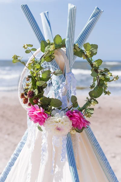 Красивый свадебный яркий цвет для невесты венок висит на палатке — стоковое фото