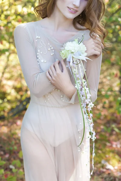 Belle belle fée gracieuse douce dans une couronne de fleurs et robe légère se promène dans les bois par une journée ensoleillée tôt — Photo