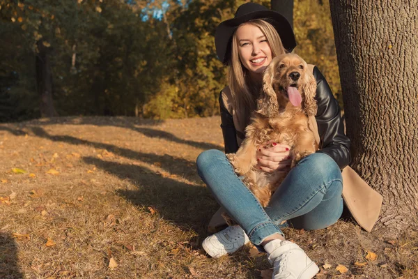 가 공원에 그녀의 강아지와 함께 재생 다른 검은 모자에 아름 다운 귀여운 행복 소녀 화창한 날 — 스톡 사진