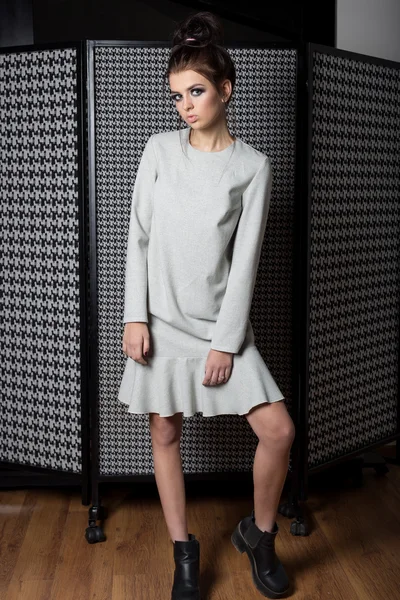 Vacker sexig tjej med puhlymi läppar skor i mode visar klänningar kläder för katalogen i studion — Stockfoto