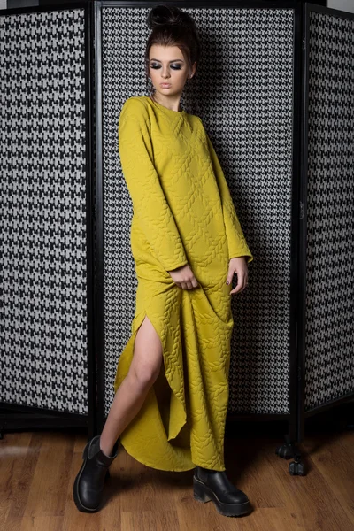 Mooie sexy meisje met puhlymi lippen schoenen in de mode toont jurken kleren voor de catalogus in de Studio — Stockfoto