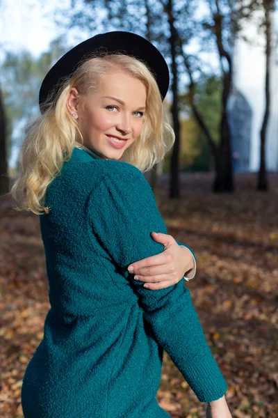 Portrait of beautiful fun happy blond girl in a hat in autumn forest — Stockfoto