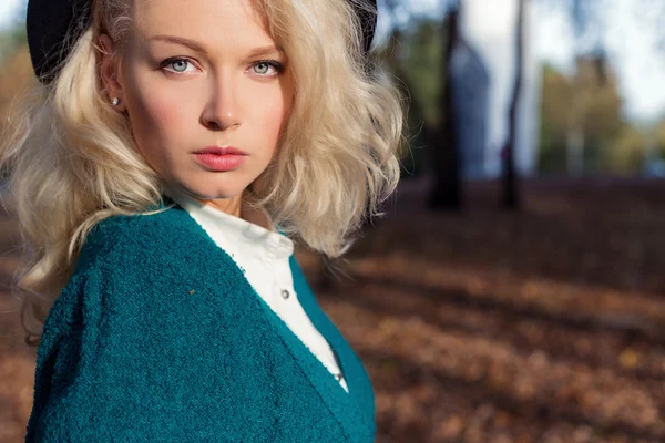 Retrato de hermosa diversión chica rubia feliz en un sombrero en el bosque de otoño — Foto de Stock