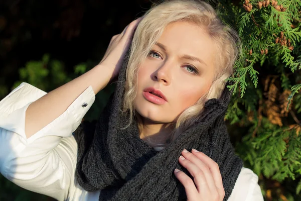 Retrato de una hermosa chica triste rubia en un pañuelo en la cabeza en un parque público en un día soleado de otoño —  Fotos de Stock