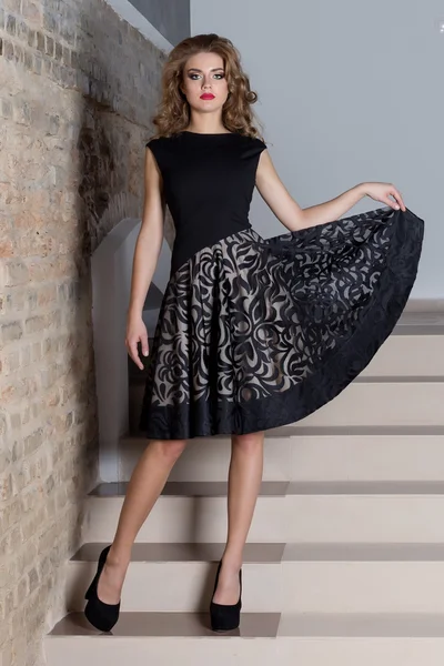 Schöne sexy elegante Frau mit hellem Make-up in einem Abendkleid für die Veranstaltung, das neue Jahr, Mode-Shooting für einen Kleidungskatalog — Stockfoto