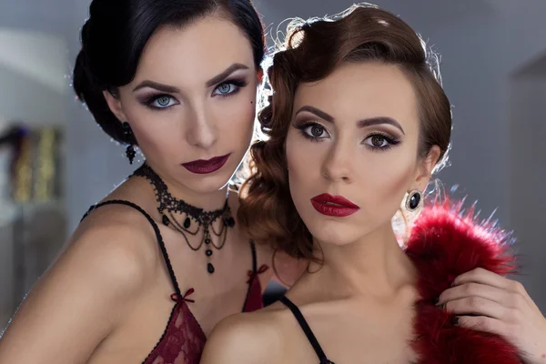 Портрет красивих сексуальних молодих дівчат з яскравим макіяжем в ретро-стилі в червоній білизні Лейсі, знятий в стилі 20-х років — стокове фото