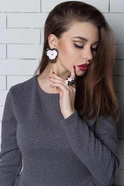 Beautiful sexy elegant fashionable woman with bright evening make-up with big lips plump demonstrates Handmade Jewelry in fashionable dresses — Stock Photo, Image