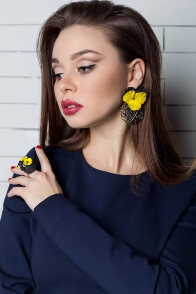 Hermosa sexy elegante mujer de moda con maquillaje de noche brillante con grandes labios regordeta demuestra joyería hecha a mano en vestidos de moda — Foto de Stock