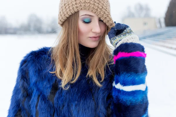 Schoonheid Fashion model meisje in een bontjas mooie brunette vrouw met lichte make-up in heldere winterdag — Stockfoto