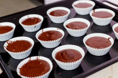 güzel shokolodnoe hamur kek kalıpları içine bir tepsiye dökülür.