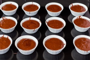 güzel shokolodnoe hamur kek kalıpları içine bir tepsiye dökülür.