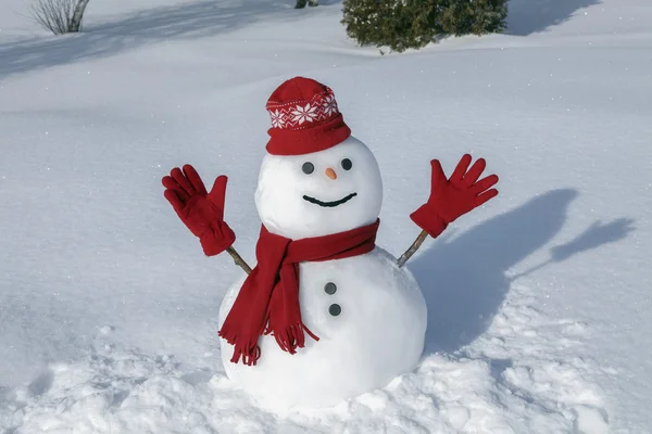 Divertente pupazzo di neve nel suo vestito rosso — Foto Stock