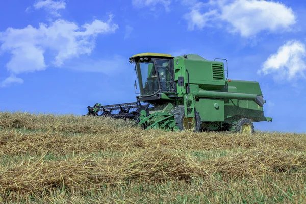 Harvesting on a beautiful September afternoon — Stock Photo, Image