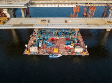 Hava aracı görüntüsü. Köprü bölümünün kurulumu.