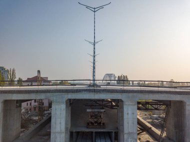 Hava aracı görüntüsü. Köprü boyunca metro katının inşaatı.