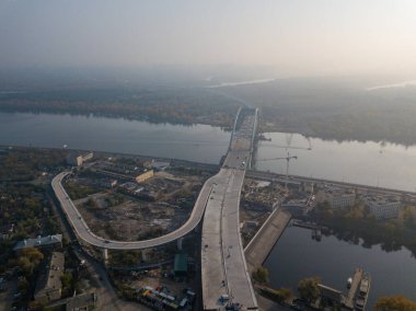 Hava aracı görüntüsü. Nehir boyunca bir köprü inşaatı.
