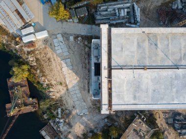 Hava aracı görüntüsü. Nehir boyunca bir köprü inşaatı.