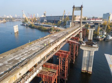 Hava aracı görüntüsü. Nehir boyunca bir köprü inşaatı.