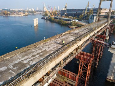 Hava aracı görüntüsü. Nehir boyunca bir köprü inşaatı.