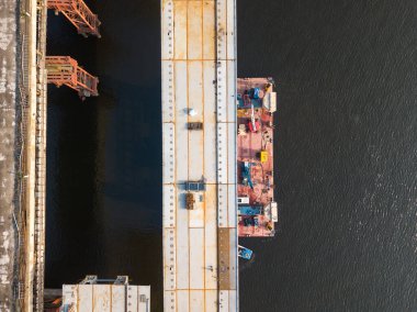 Hava aracı görüntüsü. Köprü bölümünün kurulumu.