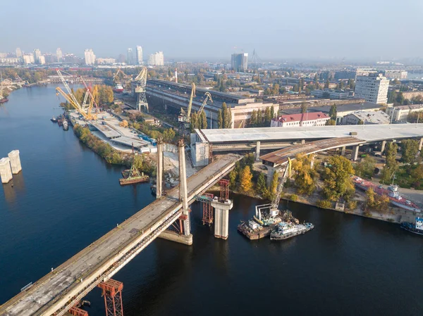 Hava Aracı Görüntüsü Nehir Boyunca Bir Köprü Inşaatı — Stok fotoğraf