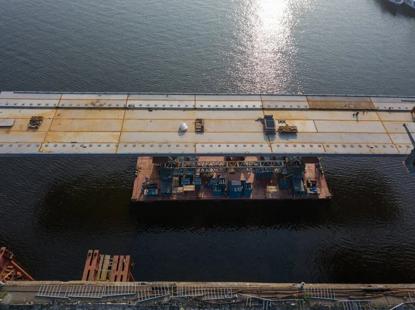 空中无人驾驶飞机视图 在河上建造一座桥梁 — 图库照片