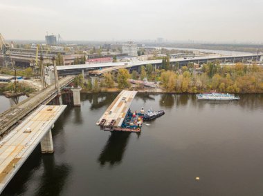 Hava aracı görüntüsü. Kiev 'deki köprü inşaatı. Bulutlu bir sonbahar sabahı.