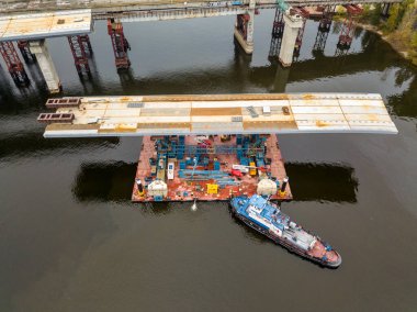 Hava aracı görüntüsü. Kiev 'deki köprü inşaatı. Bulutlu bir sonbahar sabahı.