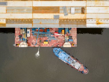 Hava aracı görüntüsü. Kiev 'deki köprü inşaatı. Bulutlu bir sonbahar sabahı.