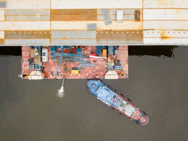 Hava aracı görüntüsü. Kiev 'deki köprü inşaatı. Bulutlu bir sonbahar sabahı.