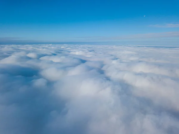 Vista Aerea Volare Nuvole Bianche Durante Giorno Con Tempo Soleggiato — Foto Stock