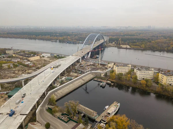 空中ドローンビュー キエフのドニエプル川を渡る橋の建設 曇りの秋の朝 — ストック写真