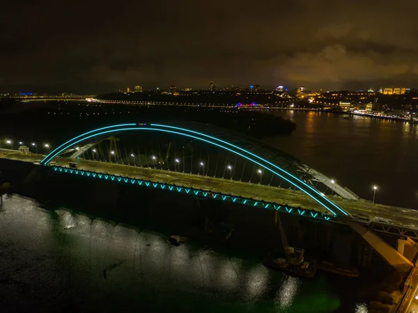 Flygdrönare Modern Båge Kabel Stannade Bron Kiev Kvällen Färgad Belysning — Stockfoto