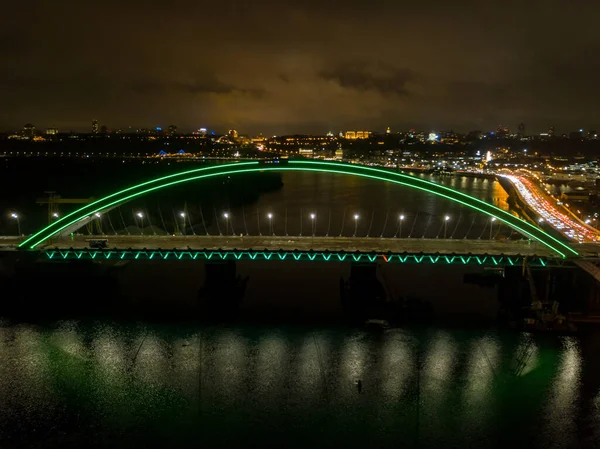 Αεροφωτογραφία Τηλεκατευθυνόμενου Σύγχρονη Αψίδα Καλώδιο Έμεινε Γέφυρα Στο Κίεβο Βράδυ — Φωτογραφία Αρχείου