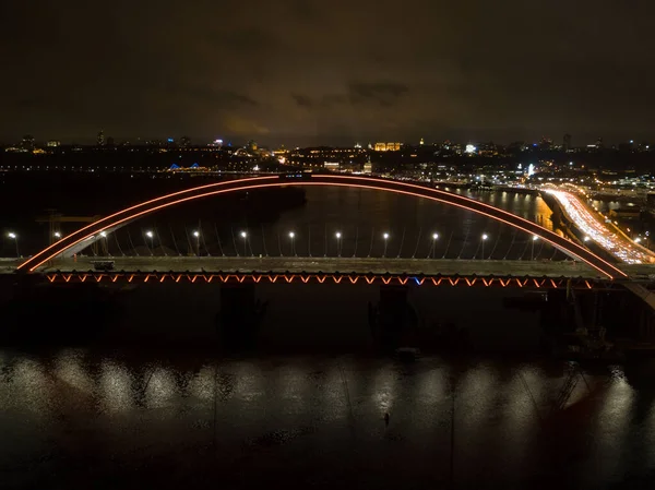 Flygdrönare Modern Båge Kabel Stannade Bron Kiev Kvällen Färgad Belysning — Stockfoto