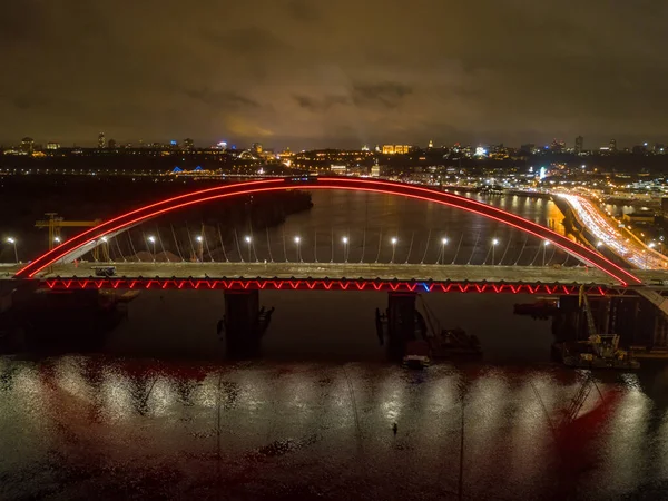 Flygdrönare Modern Båge Kabel Stannade Bron Kiev Kvällen Färgad Belysning — Stockfoto