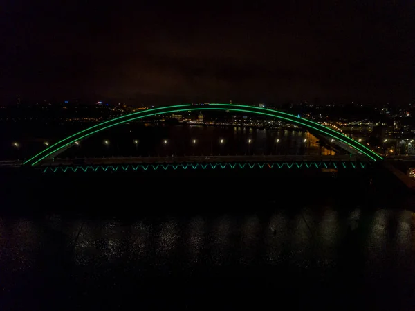 Letecký Výhled Moderní Obloukový Most Kyjevě Večerních Hodinách Barevné Osvětlení — Stock fotografie