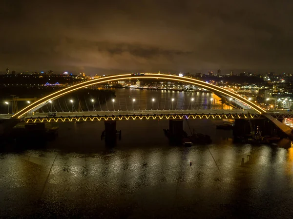 Повітряний Дрон Вечером Києві Залишився Сучасний Арковий Кабельний Міст Кольорове — стокове фото