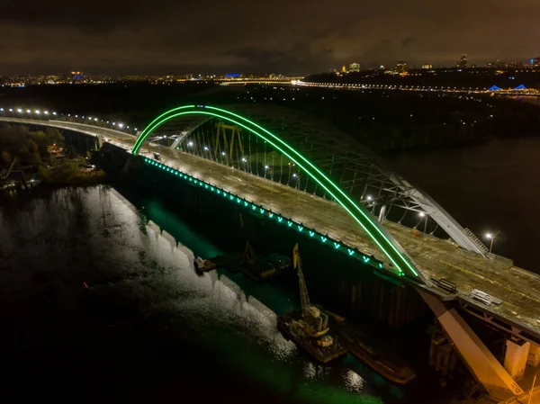 空中ドローンビュー 現代のアーチケーブルはキエフの橋のまま夕方に滞在した 橋のアーチの色の照明 — ストック写真