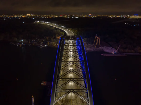 Flygdrönare Modern Båge Kabel Stannade Bron Kiev Kvällen Färgad Belysning — Stockfoto