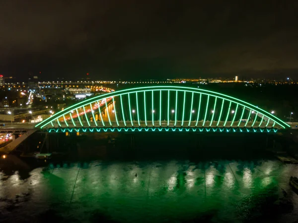 Drohnen Aus Der Luft Moderne Bogenkabelbrücke Kiew Abend Farbige Beleuchtung — Stockfoto