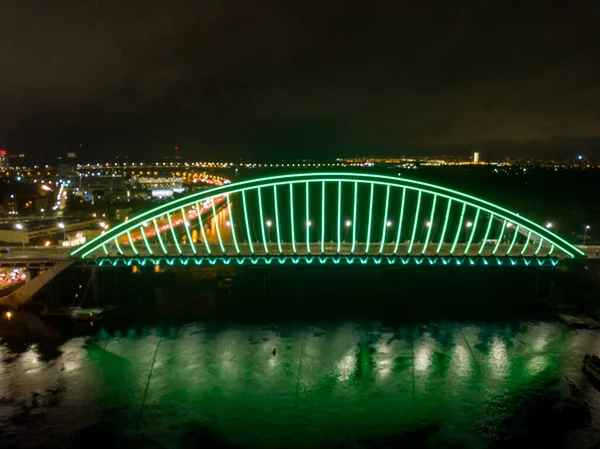 Drohnen Aus Der Luft Moderne Bogenkabelbrücke Kiew Abend Farbige Beleuchtung — Stockfoto