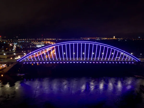 Drohnen Aus Der Luft Moderne Bogenkabelbrücke Kiew Abend Farbige Beleuchtung — Stockfoto